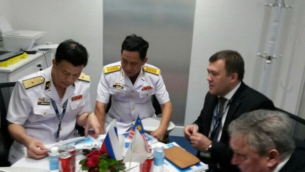 Chuẩn đô đốc Nguyễn Trọng Bình - Phó Tư lệnh, Tham mưu trưởng QCHQ đã có cuộc tiếp xúc với GĐ Nhà máy Zelenodolsk - Sputnik Việt Nam