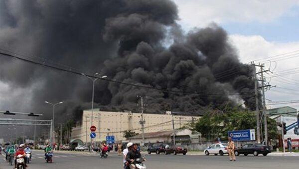 Ngọn lửa bùng cháy ở tầng 5 của công ty làm khói đen ngút trời. - Sputnik Việt Nam
