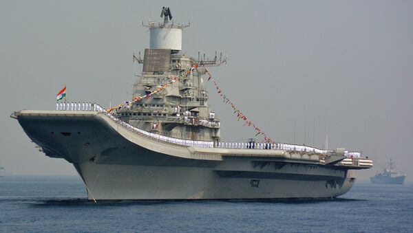 Indian Navy personnel stand on the INS Vikramaditya, a modified Kiev-class aircraft carrier, during the International Fleet Review in Visakhapatnam on February 6, 2016 - Sputnik Việt Nam