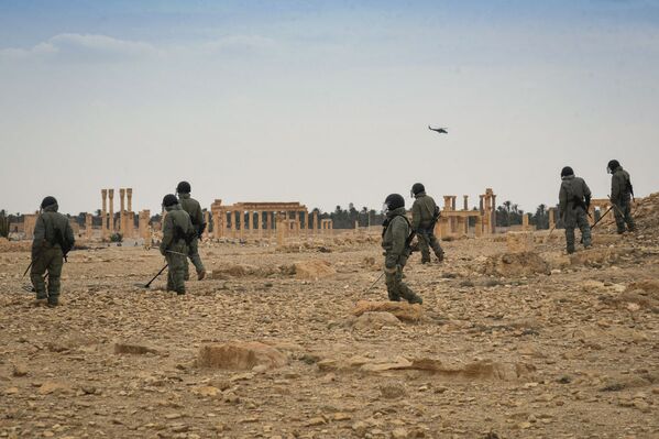 Lính công binh của lực lượng vũ trang Nga rà phá bom mìn  trên phần đất lịch sử của Palmyra cổ đại. - Sputnik Việt Nam