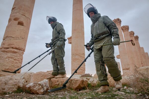 Lính công  binh của lực lượng vũ trang Nga rà phá bom mìn  trên phần đất lịch sử của Palmyra cổ đại. - Sputnik Việt Nam