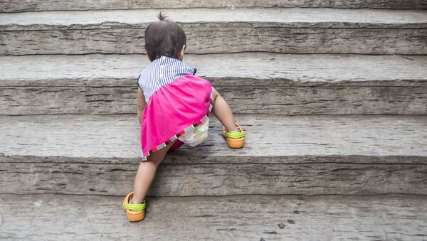 Маленькая девочка на лестнице - Sputnik Việt Nam
