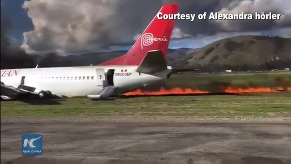 Chiếc Beoing 737 bốc cháy sau khi trượt ra khỏi đường băng. - Sputnik Việt Nam
