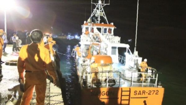 21h ngày 28/3, tàu SAR-272 đã đưa 2 thuyền viên được cứu sống vào bờ an toàn - Sputnik Việt Nam
