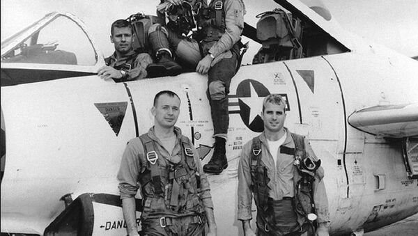 John McCain (hàng dưới, bên phải) trước khi lái máy bay đi ném bom Hà Nội - Sputnik Việt Nam