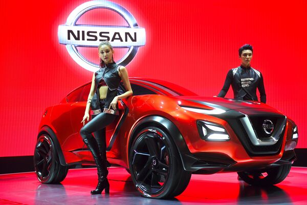 Các người mẫu trình diễn chiếc xe mẫu Nissan Gripz trong chương trình giới thiệu tại Seoul Motor Show - Sputnik Việt Nam
