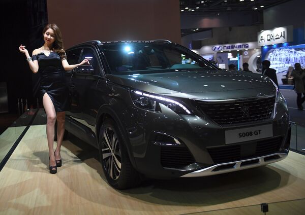 Người mẫu tạo dáng cạnh chiếc xe Peugeot 5008GT tại Seoul Motor Show - Sputnik Việt Nam