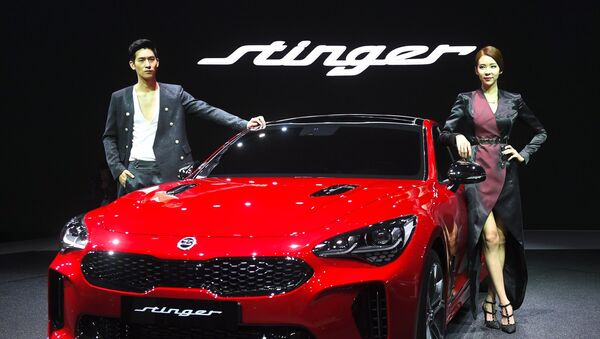 Nhóm người mẫu trình diễn Kia Mortors Stinger trong chương trình giới thiệu tại Seoul Motor Show - Sputnik Việt Nam