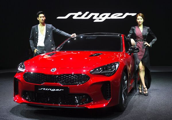 Nhóm người mẫu trình diễn Kia Mortors Stinger trong chương trình giới thiệu tại Seoul Motor Show - Sputnik Việt Nam