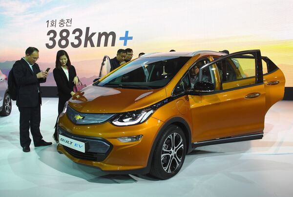 Nhóm người mẫu trình diễn Chevrolet bolt EV trong chương trình giới thiệu tại Seoul Motor Show - Sputnik Việt Nam