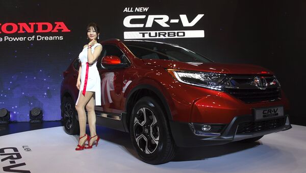 Người mẫu tạo dáng với Honda All New CR-V Turbo trong chương trình giới thiệu tại Seoul Motor Show - Sputnik Việt Nam