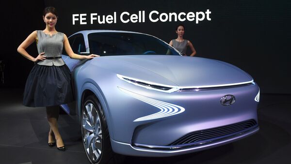Nhóm người mẫu giới thiệu mẫu xe của hãng Hyundai Motor FE chạy bằng pin nhiên liệu trong chương trình giới thiệu tại Seoul Motor Show - Sputnik Việt Nam