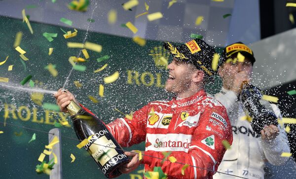 Tay đua Sebastian Vettel của đội Ferrari mừng chiến thắng trong giải Grand Prix - Formula 1 tại Australia. - Sputnik Việt Nam