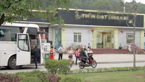 Một điểm bán hàng chuyên phục vụ khách Trung Quốc tại phường Hà Khẩu, TP Hạ Long - Sputnik Việt Nam