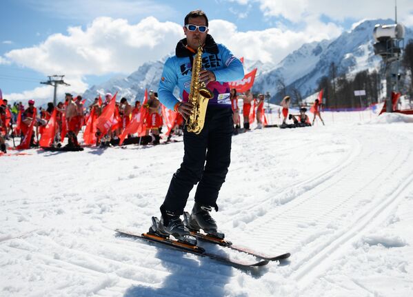 Thành viên tham gia lễ hội trượt tuyết Carnaval BoogelWoogel tại khu nghỉ mát trượt tuyết Rosa Khutor ở Sochi - Sputnik Việt Nam
