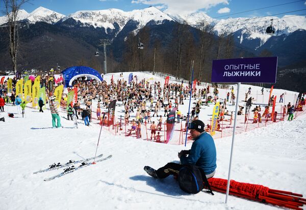 Những người tham gia lễ hội trượt tuyết Carnaval BoogelWoogel tại khu nghỉ mát trượt tuyết Rosa Khutor ở Sochi - Sputnik Việt Nam
