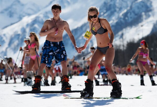 Những người tham gia lễ hội trượt tuyết Carnaval BoogelWoogel tại khu nghỉ mát trượt tuyết Rosa Khutor ở Sochi - Sputnik Việt Nam