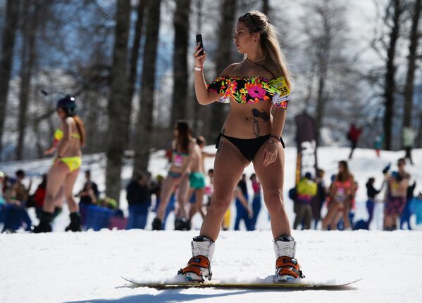 Nữ thành viên trong lễ hội trượt tuyết Carnaval BoogelWoogel tại khu nghỉ mát trượt tuyết Rosa Khutor ở Sochi - Sputnik Việt Nam