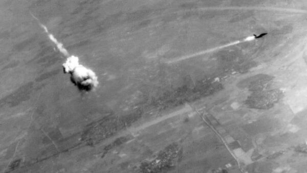 Máy bay ném bom của Không quân Mỹ F-105 Tanderchif bị tên lửa phòng không S-75 của Việt Nam bắn hạ - Sputnik Việt Nam