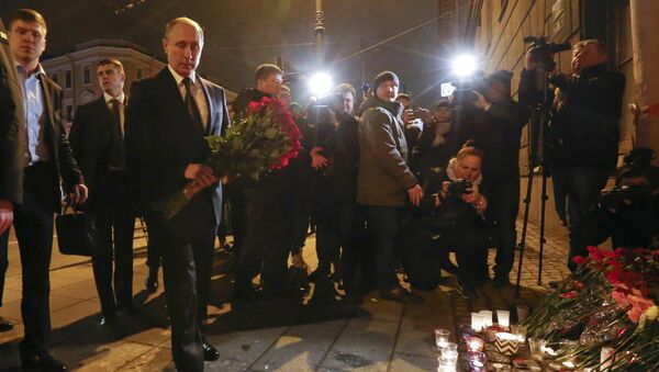 Tổng thống Putin đặt hoa tưởng niệm các nạn nhân vụ tấn công tàu điện ngầm ở St.Petersburg vào ngày 3.4 - Sputnik Việt Nam