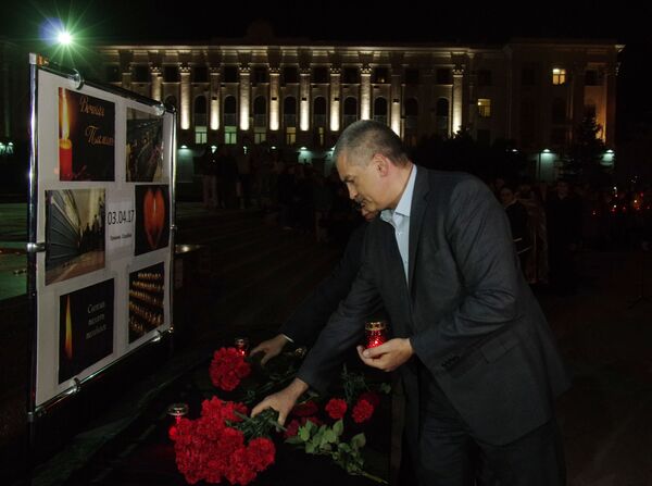 Người đứng đầu nước Cộng hòa Crưm Sergey Aksenov đặt hoa tưởng niệm những người thiệt mạng trong vụ nổ tại tàu điện ngầm St. Petersburg - Sputnik Việt Nam