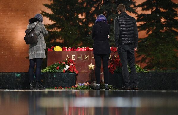 Những người trẻ đặt hoa tại đài tưởng niệm thành phố Leningrad  trong dãy phiến đá ghi danh  các thành phố anh hùng thời Chiến tranh vệ quốc gần tường Điện Kremlin ở Matxcơva. - Sputnik Việt Nam
