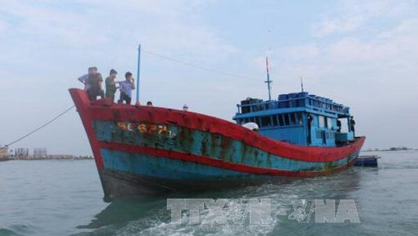 Tàu QNg 96677 TS đưa thi thể ngư dân Trần Văn Định vào bờ. - Sputnik Việt Nam