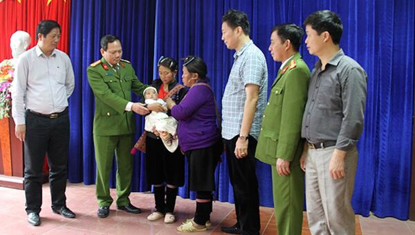 Lãnh đạo Công an tỉnh Lào Cai chia vui với gia đình cháu bé - Sputnik Việt Nam