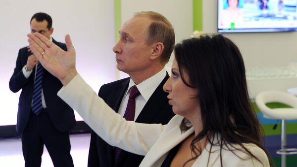 Bà Margarita Simonyan TBT kênh truyền hình RT và hãng truyền thông Sputnik với nhà lãnh đạo Nga Vladimir Putin - Sputnik Việt Nam