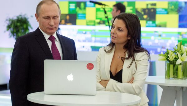 Bà Margarita Simonyan TBT kênh truyền hình RT và hãng truyền thông Sputnik với nhà lãnh đạo Nga Vladimir Putin - Sputnik Việt Nam