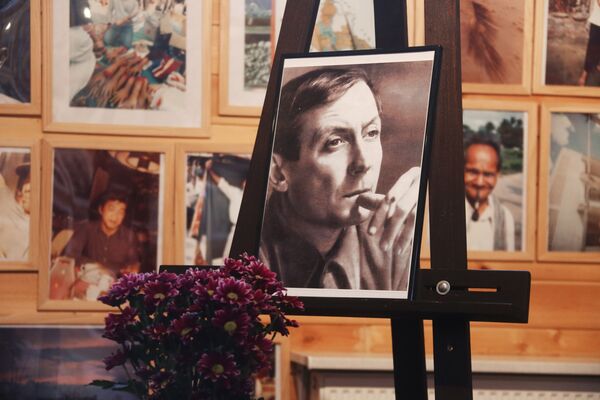Nhà thơ Yevgeny Yevtushenko: Tôi muốn thành bát cơm trong tay người đàn bà Việt Nhà thơ Yevgeny Yevtushenko: Tôi muốn thành bát cơm trong tay người đàn bà Việt - Sputnik Việt Nam