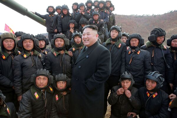 Lãnh đạo Triều Tiên Kim Jong-un và đội xe bọc thép Quân đội Nhân dân Triều Tiên - Sputnik Việt Nam