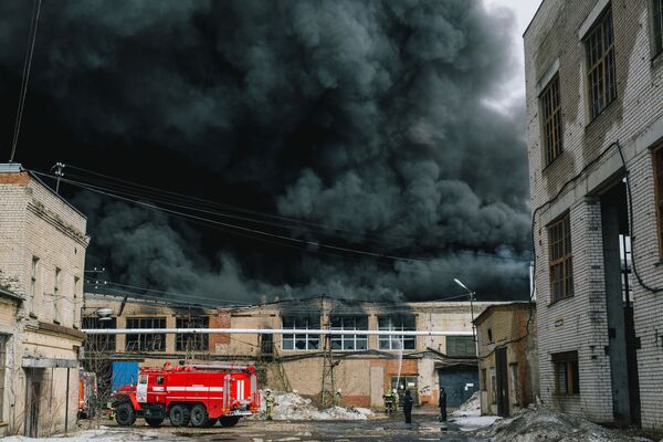 Các nhân viên Bộ tình trạng khẩn cấp dập đám cháy tại xưởng sản xuất ở Ivanovo - Sputnik Việt Nam