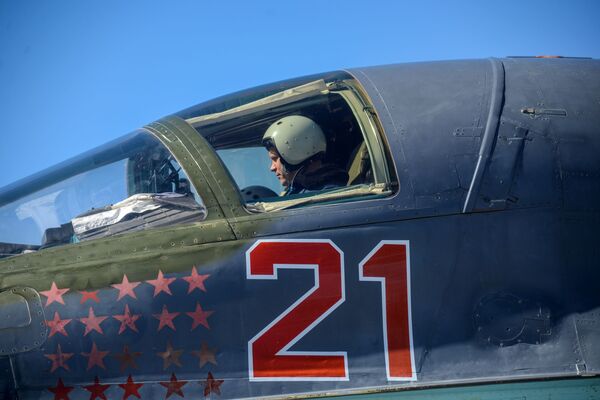 Người phi công trong buồng lái tại buổi diễn tập chiến thuật ở sân bay Buturlinovka tỉnh Voronezh - Sputnik Việt Nam