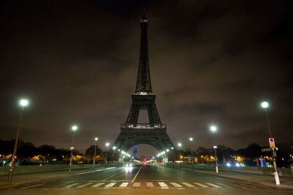 Tháp Eiffel ở Paris tắt đèn tưởng niệm những người thiệt mạng trong vụ nổ tàu điện ngầm ở St. Petersburg - Sputnik Việt Nam