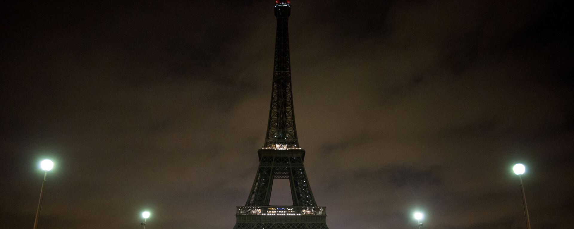 Tháp Eiffel ở Paris tắt đèn tưởng niệm những người thiệt mạng trong vụ nổ tàu điện ngầm ở St. Petersburg - Sputnik Việt Nam, 1920, 17.09.2022