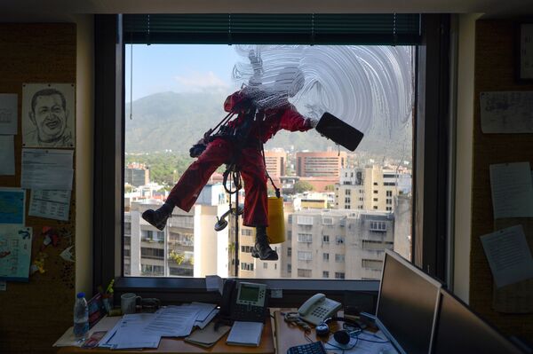 Thợ lau kính làm việc ở tòa nhà ở Caracas - Sputnik Việt Nam