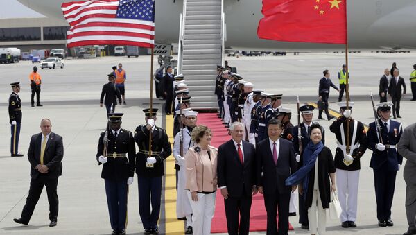 Secretary of State Rex Tillerson, second from left, stands with his wife Renda St. Clair, left, and Chinese president Xi Jinping and his wife Peng Liyuan, right, at the Palm Beach International Airport in West Palm Beach, Fla - Sputnik Việt Nam