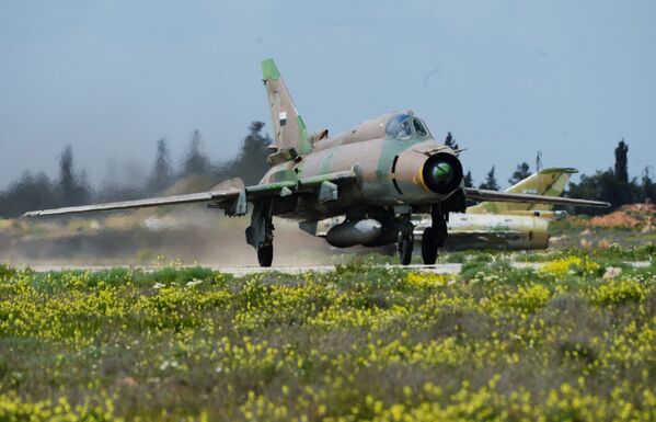 Su-22 của Syria tiến vào đường băng trên căn cứ không quân Shayrat - Sputnik Việt Nam
