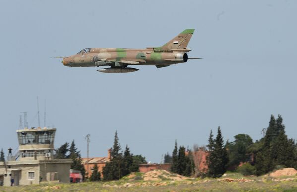 Máy bay của Không quân Syria lượn cực thấp trên sân bay... - Sputnik Việt Nam