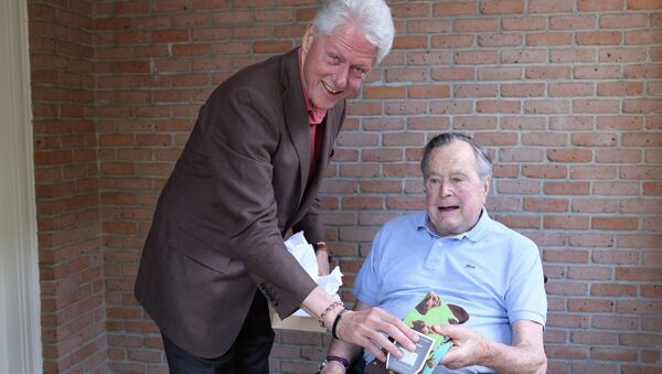 Bill Clinton đến thăm tặng bít-tất cho George Bush - Sputnik Việt Nam
