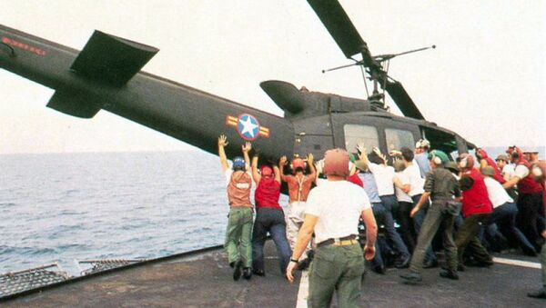 hình ảnh ném máy bay trực thăng xuống biển của hải quân Mỹ năm 1975 - Sputnik Việt Nam