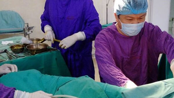 Kíp phẫu thuật trả lại giới tính cho bệnh nhân có cả âm vật và dương vật trên cơ thể - Sputnik Việt Nam