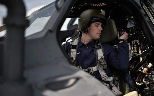 Phi công đội bay biểu diễn Berkut chuẩn bị trước chuyến bay trên trực thăng Mi-28N - Sputnik Việt Nam