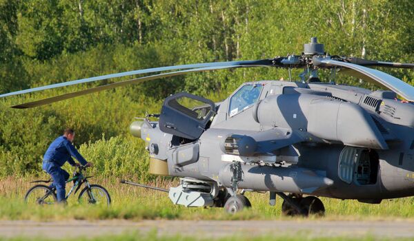 Máy bay trực thăng tấn công Mi-28N của phi đội bay biểu diễn Berkut- tại triển lãm hàng không nhân dịp kỷ niệm lần thứ 100 năm ngày thành lập Lực lượng Không quân Nga. - Sputnik Việt Nam