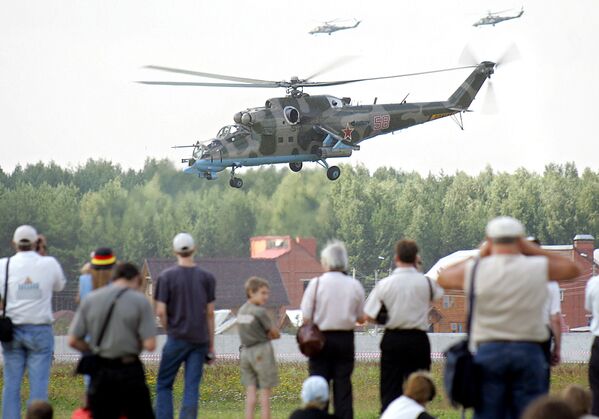 Ngày 29 tháng Bảy năm 2005. Màn trình diễn của phi đội bay biểu diễn Berkut trên Mi-24. - Sputnik Việt Nam