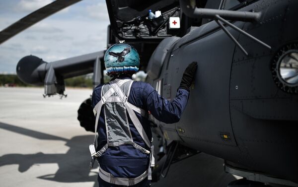 Phi công đội bay biểu diễn Berkut Igor Butenko cạnh trực thăng Mi-28N. - Sputnik Việt Nam