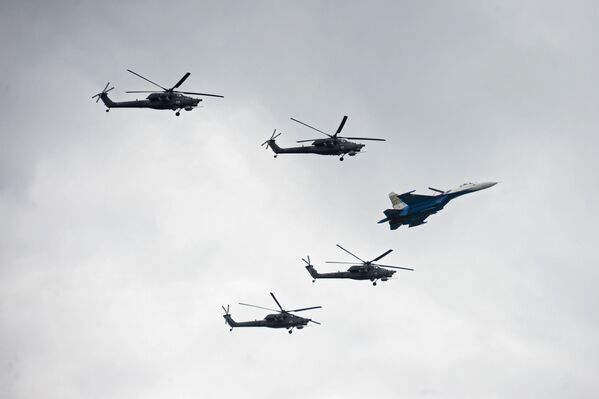 Màn trình diễn chung  ngoạn mục của phi đội bay trực thăng biểu diễn Berkutvà chiến đấu cơ Su-27 của phi đội bay biểu diễn Tráng sĩ Nga. Căn cứ không quân Kubinka (vùng Matxcơva). - Sputnik Việt Nam