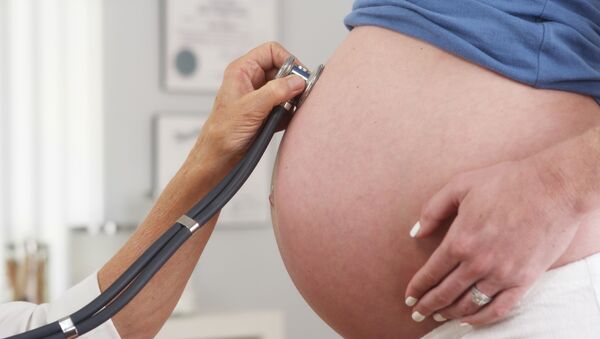 Доктор слушает живот беременной женщины - Sputnik Việt Nam