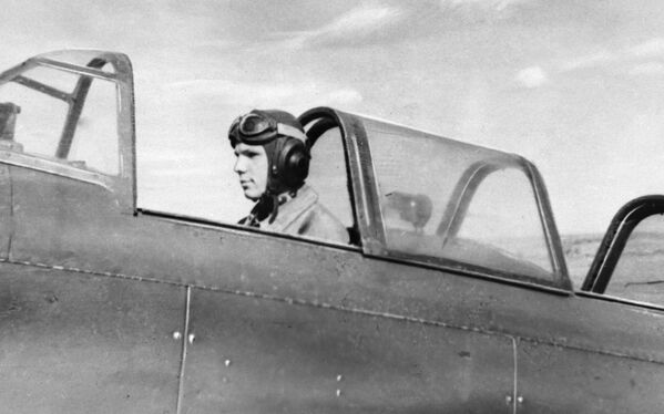 Những bước đầu tiên. Học viên Câu lạc bộ bay Saratov Yuri Gagarin trong buồng lái máy bay thể thao. - Sputnik Việt Nam
